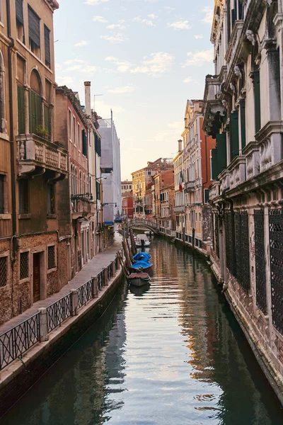 Venecia Italia 2021 Calle Tradicional Del Canal Con Góndolas Barcos — Foto de Stock