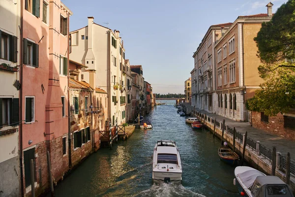 Venedik Talya 2021 Venedik Talya Gondolları Tekneleri Olan Geleneksel Kanal — Stok fotoğraf