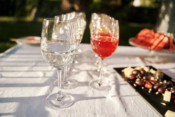 이벤트 결혼식 피로연을 테이블 테이블 디자인 샴페인 백포도주를 곁들인 — 스톡 사진