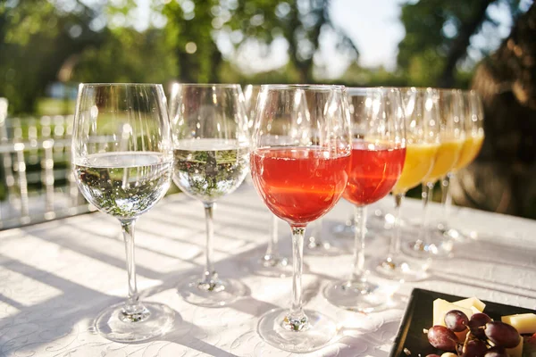 이벤트 결혼식 피로연을 테이블 테이블 디자인 샴페인 백포도주를 곁들인 — 스톡 사진