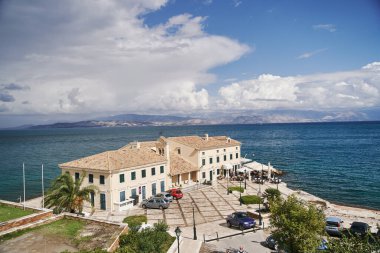 Corfu, Yunanistan - 10.07.2021: Faliraki Restoranı ve Yönetim Kurulu Restoranı manzarası