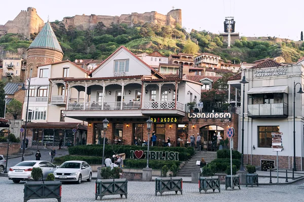 Tiflis, Gürcistan - 04.18.2021: Vakhtang Gorgasali Meydanı Eski Saati — Stok fotoğraf