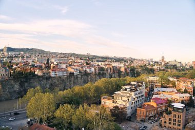 Tiflis, Gürcistan - 04.18.2021: Gözlem güvertesinden Tiflis 'in havadan görünüşü. Yüksek kalite fotoğraf