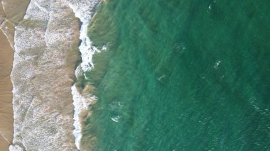 Zümrüt yeşili deniz ve büyük köpüklü dalgaların havadan görünüşü. Hint Okyanusu. Dikwella plajı. Sri Lanka. Yüksek kalite fotoğraf