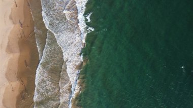 Zümrüt yeşili deniz ve büyük köpüklü dalgaların havadan görünüşü. Hint Okyanusu. Dikwella plajı. Sri Lanka. Yüksek kalite fotoğraf