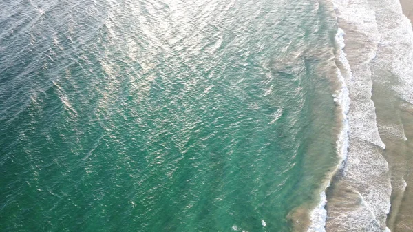 Zümrüt Yeşili Deniz Büyük Köpüklü Dalgaların Havadan Görünüşü Hint Okyanusu — Stok fotoğraf