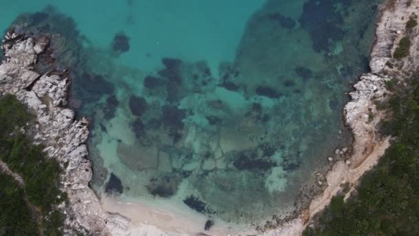 Luftaufnahme des Strandes von Porto Timoni und der Piratenbucht auf der griechischen Insel Korfu — Stockvideo