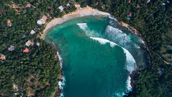 Vista aérea de la playa de Hiriketiya en Dikwella. Playa azul en Sri Lanka. Océano Índico — Foto de Stock