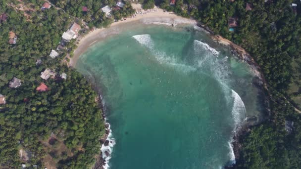 Luchtfoto van Hiriketiya Beach in Dikwella. Blauw strand in Sri Lanka. Indische Oceaan — Stockvideo