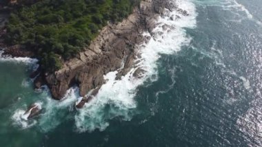 Hint Okyanusu 'nun güçlü dalgalarının karşı karşıya geldiği kayaların hava manzarası.