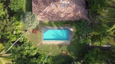 Tropiklerde yüzme havuzu olan bir villanın havadan görünüşü. Hiriketiya Sahili, Sri Lanka