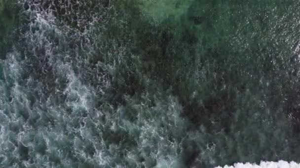 Aerial view of an emerald green sea and big foaming waves. Indian Ocean. Sri Lanka — Stock Video