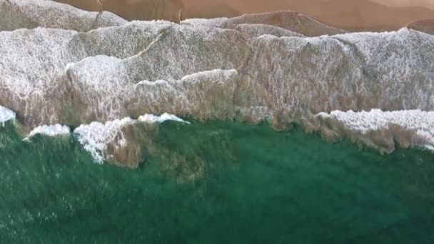 Letecký pohled na smaragdově zelené moře a velké pěnící vlny. Indický oceán. Pláž Dikwella. Srí Lanka — Stock video