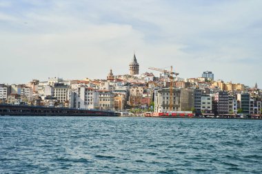 Fatih bölgesinden, Boğaziçi Körfezi 'nin karşısındaki Galata Kulesi' nin görüntüsü. İstanbul, Türkiye. Yüksek kalite fotoğraf