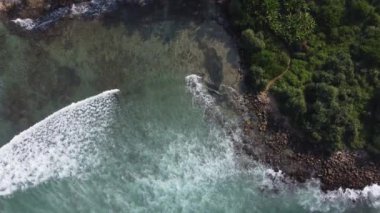 Zümrüt yeşili deniz ve büyük köpüklü dalgaların havadan görünüşü. Hint Okyanusu. Sri Lanka