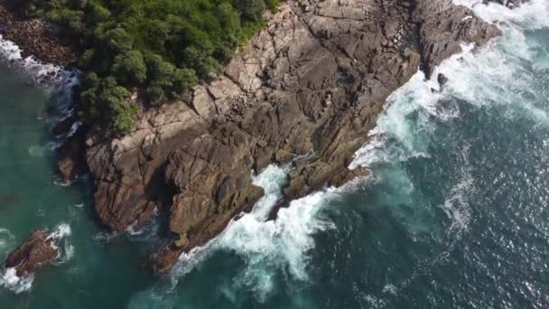 Воздушный вид скал, против которых разбиваются мощные волны Индийского океана — стоковое видео