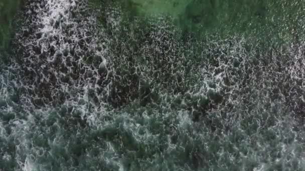 Aerial view of an emerald green sea and big foaming waves. Indian Ocean. Sri Lanka — Stock Video