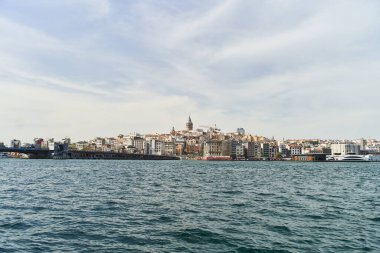 Fatih bölgesinden, Boğaziçi Körfezi 'nin karşısındaki Galata Kulesi' nin görüntüsü. İstanbul, Türkiye