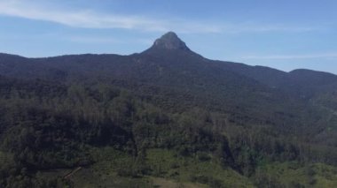 Adams Tepesi 'nin havadan görünüşü. Sri Lanka 'daki kutsal dağ. Sri pada