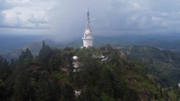 Luchtfoto van Ambuluwawa Tower in centraal Sri Lanka — Stockvideo