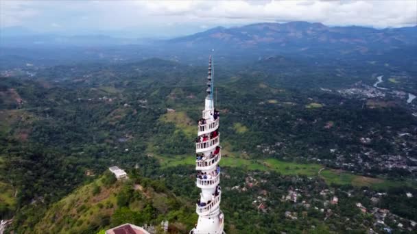 Luchtfoto van Ambuluwawa Tower in centraal Sri Lanka — Stockvideo