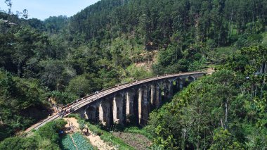 Demodara dokuz kemerli köprüsünün hava görüntüsü..