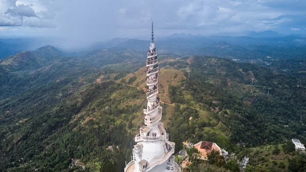 Luftaufnahme des Ambuluwawa Tower im Zentrum Sri Lankas — Stockfoto