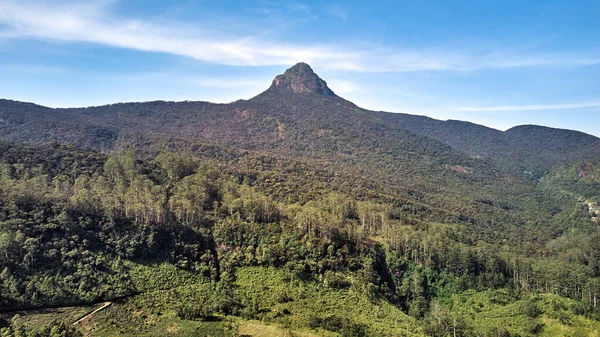 Luftaufnahme des Adams Peak. Heiliger Berg in Sri Lanka. Sri pada — Stockfoto