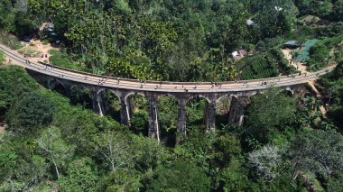 Demodara dokuz kemerli köprüsünün hava görüntüsü..