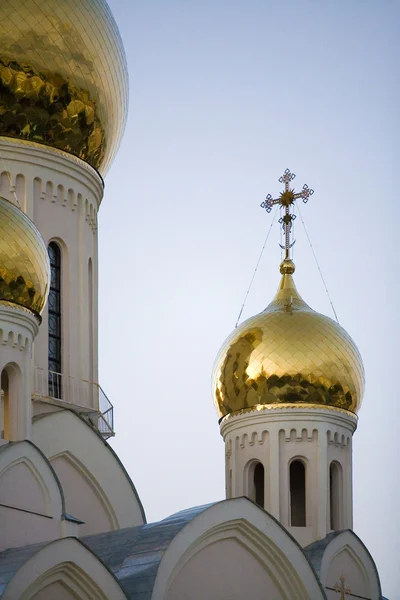 Witte orthodoxe kerk — Stockfoto