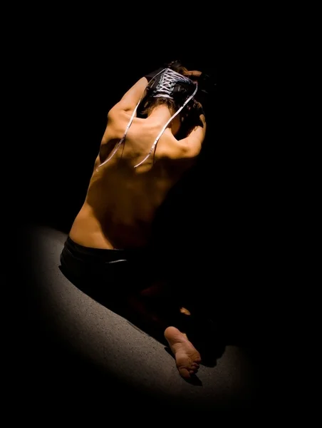 Schöne Frau auf dunklem Hintergrund im Studio — Stockbild Frau — Stockfoto