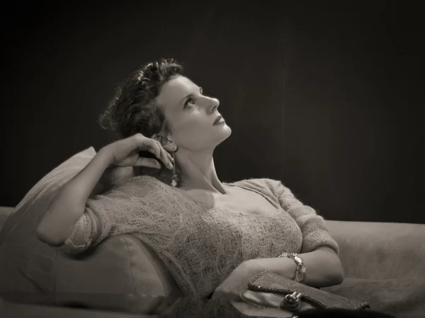 Schöne Mädchen im Inneren — Stockbild Menschen — Stockfoto