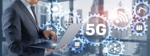 Концепция высокоскоростного подключения к интернету с помощью телекоммуникаций поколения 5G Fives. Смешанные медиа — стоковое фото