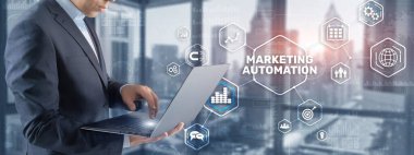 Sanal ekranda pazarlama otomasyonu. Adam yazıt pazarlama üzerine tıklıyor