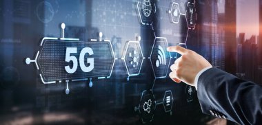 5G Ağ Kablosuz İnternet kavramı. 3D simgeye dokunan adam 5G