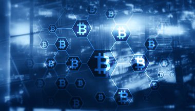 Hong Kong gökdelenlerinin arka planında Bitcoin sembolü hologramına çift pozlama