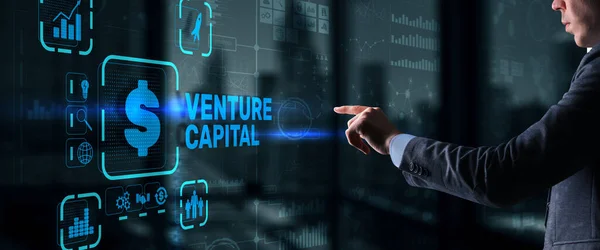 Capital de riesgo. Capital del inversor. Empresario presionando la inscripción de pantalla virtual — Foto de Stock