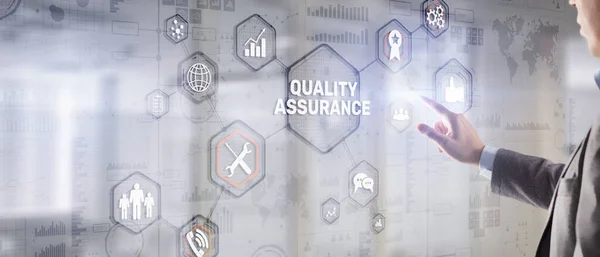 QA Businessman nyomja meg a minőségbiztosítási gombot a virtuális képernyőn — Stock Fotó