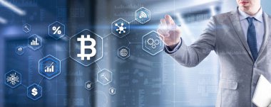 Adam sanal ekran bitcoin simgesine tıklıyor.