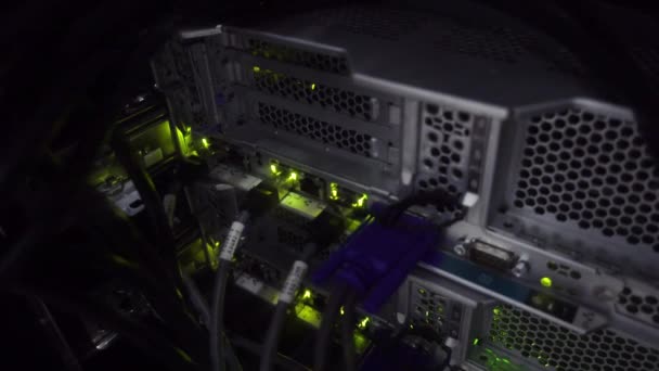 Luces parpadeantes en Dark Internet Server. Concepto de centro de datos — Vídeos de Stock