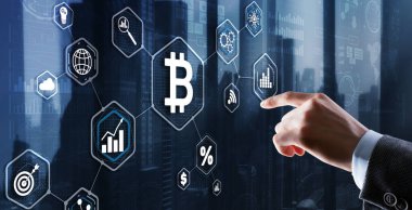 Elim Bitcoin tuşuna basıyor. Modern iş teknolojisi konsepti. Bitcoin, Ethereum