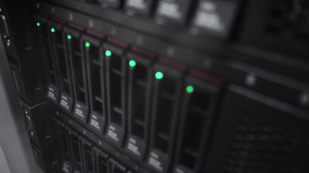 SATA HDD Server Rack. Un enorme centro de datos. Concepto 3.0 — Vídeos de Stock