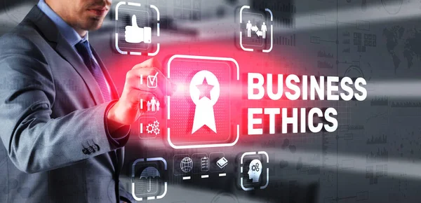 Концепция поведения и манеры деловой этики. Бизнесмен нажимает кнопку на виртуальном экране — стоковое фото