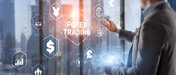 Empresario tocando el dedo en la pantalla virtual y seleccionando Forex Trading — Foto de Stock