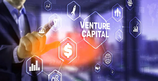 Zakenman die Venture Capital aanraakt. Gemengd medium — Stockfoto