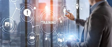 Eğitim konsepti. Dokunmatik ekran arayüzü yazısına basan iş adamı