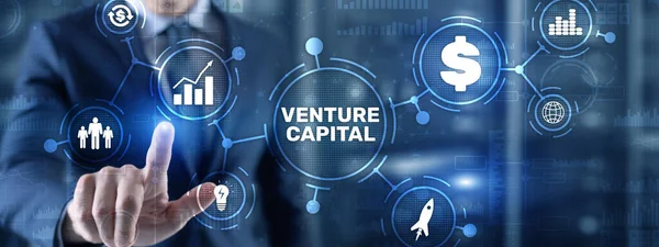 Capital de risco. Capital de investimento. Empresário pressionando inscrição tela virtual — Fotografia de Stock