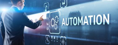 Adam 3 boyutlu sanal ekran otomasyonuna tıklıyor. İş ve üretim süreçlerinin optimizasyonu