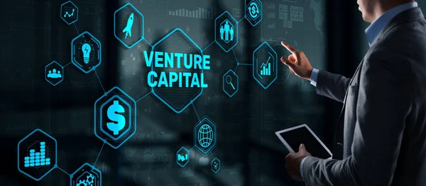 Capital de riesgo. Capital del inversor. Empresario presionando la inscripción de pantalla virtual —  Fotos de Stock