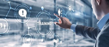 Eğitim konsepti. Dokunmatik ekran arayüzü yazısına basan iş adamı